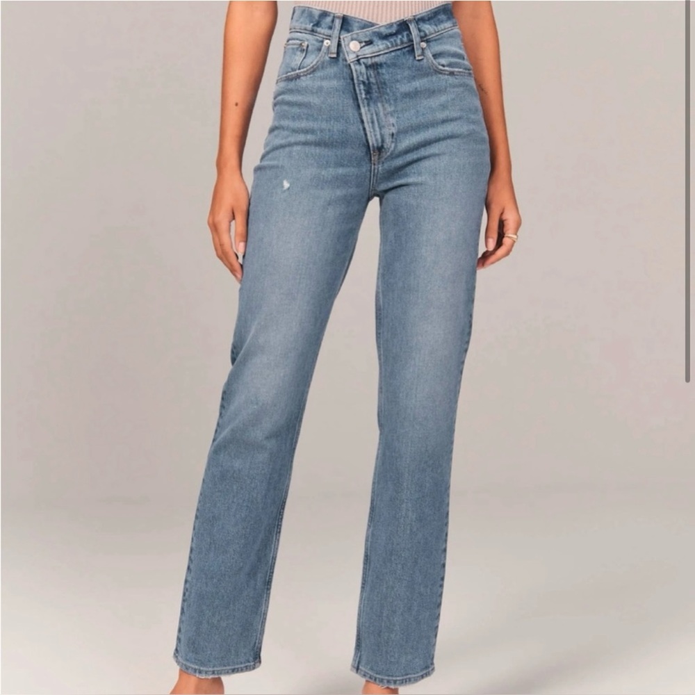 Abercrombie Women’s Ultra High Rise 90s Straight Jean in Medium Wash
